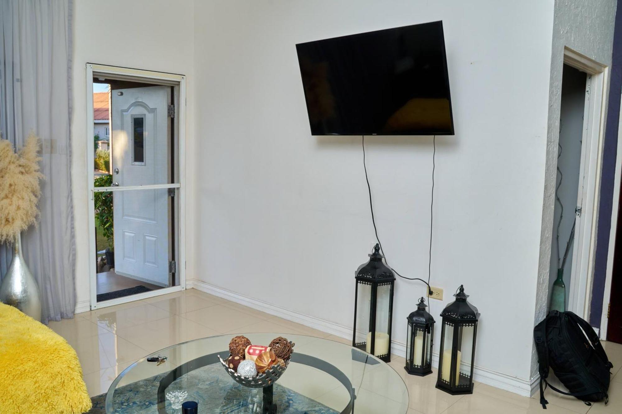 Caribbean Estates, 10 Mins From The Beach, Beautiful Gated Community Portmore Esterno foto